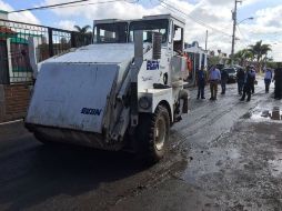 Elementos de Protección Civil y Bomberos de Jalisco se enfocan en el saneamiento de las calles y casas. ESPECIAL / Gobierno de Tlajomulco