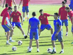 Los jugadores de la Furia pelotean en la Ciudad del Futbol de Las Rozas, previo al juego que sostendrán este jueves contra Italia. EFE /