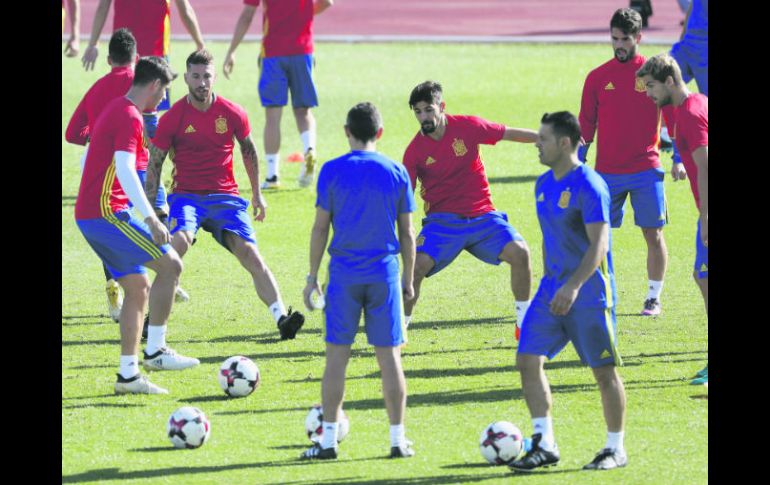 Los jugadores de la Furia pelotean en la Ciudad del Futbol de Las Rozas, previo al juego que sostendrán este jueves contra Italia. EFE /