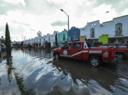 El Ayuntamiento trabaja en liberar las calles de agua, lodo y basura, y se asegura de que los vecinos estén bien. EL INFORMADOR / A. García