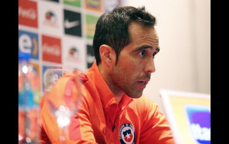 Claudio Bravo, portero de Chile, confía en el trabajo de equipo y en el gran momento individual de la mayoría de sus compañeros. EFE / C. Parra