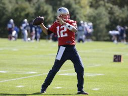 Tom Brady participó en su primera práctica de la campaña con los Patriotas, en preparación para enfrentar a los Cafés. AP / S. Senne