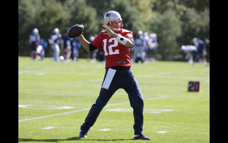 Tom Brady participó en su primera práctica de la campaña con los Patriotas, en preparación para enfrentar a los Cafés. AP / S. Senne