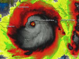 La imagen muestra el huracán a través de una cámara de visión infrarroja que fue ajustada para mostrarlo en colores. TWITTER / @cnni