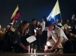 Esta marcha, organizada en redes sociales, contó con miles de colombianos caminando en silencio con velas y banderas blancas. AP / F. Vergara