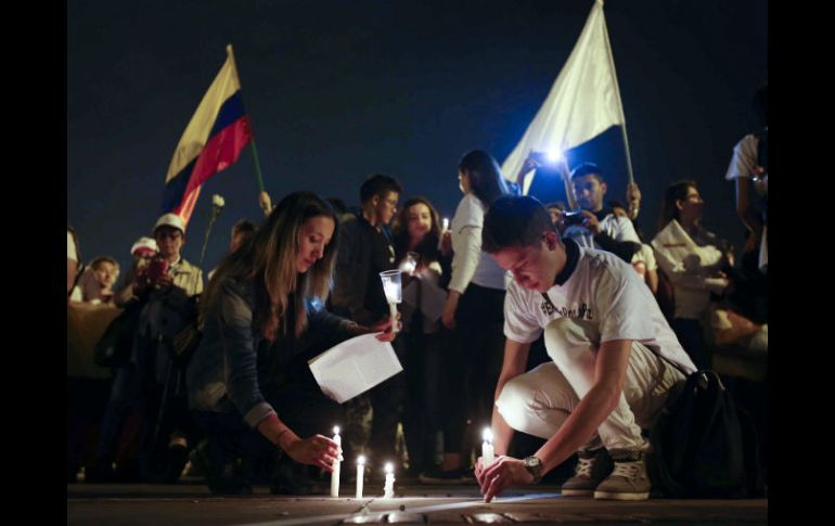 Esta marcha, organizada en redes sociales, contó con miles de colombianos caminando en silencio con velas y banderas blancas. AP / F. Vergara