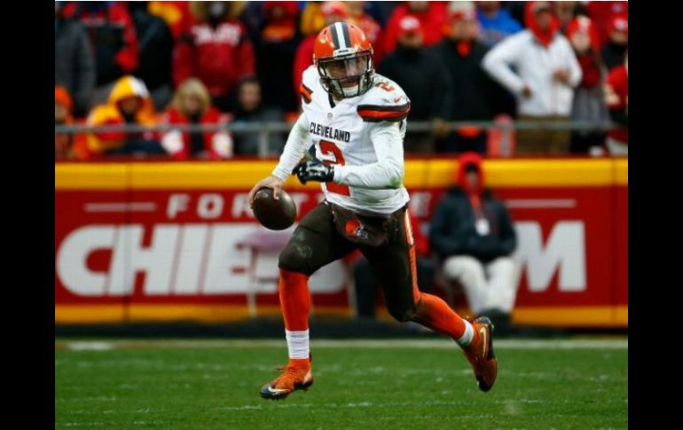 La NFL suspendió a Manziel por violar la política de abuso de sustancias, mientras que salió de los Cafés por violencia hacia su novia. ESPECIAL / espn.com