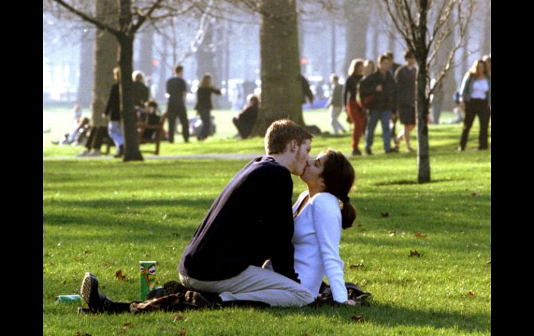 Las parejas suelen molestarse cuando alguno de ellos 'corta la inspiración' en el momento justo que van a tener intimidad. EL INFORMADOR / ARCHIVO