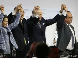 Foto del 12 de diciembre de 2015, con Francois Hollande y Ban Ki Moon celebrando el acuerdo para contener la temperatura del planeta.  /