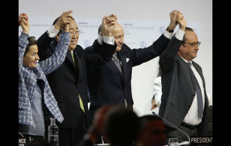 Foto del 12 de diciembre de 2015, con Francois Hollande y Ban Ki Moon celebrando el acuerdo para contener la temperatura del planeta.  /