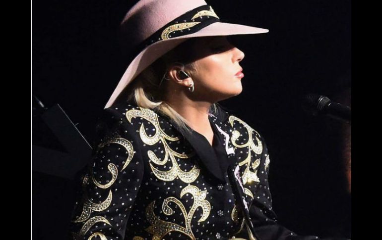 Gaga comenzó con Sinner's Prayer, seguida de A-Yo y después invitó a la compositora Hillary Lindsey para corear Million Reasons. TWITTER / @ladygaga