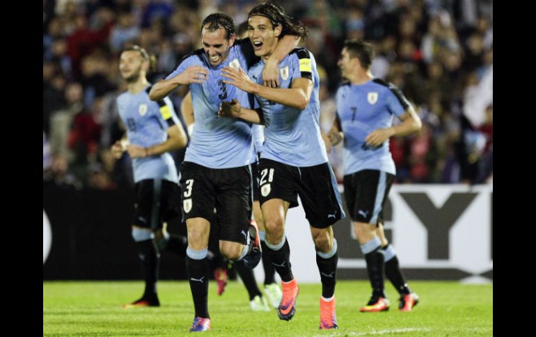 Edinson Cavani anotó un doblete para ganar ante Venezuela. AP / M. Campodonico