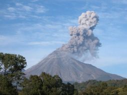 El Volcán de Fuego ha tenido intensa actividad con expulsión de lava y caída de ceniza en comunidades aledañas. EL INFORMADOR / ARCHIVO