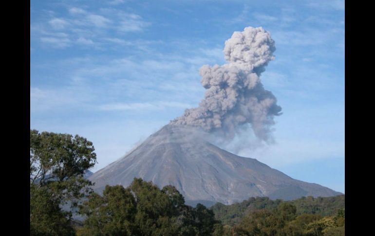 El Volcán de Fuego ha tenido intensa actividad con expulsión de lava y caída de ceniza en comunidades aledañas. EL INFORMADOR / ARCHIVO