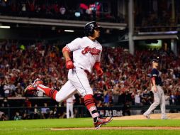 Francisco Lindor recorre las almohadillas tras pegar de jonrón en la tercera entrada. AFP / J. Miller