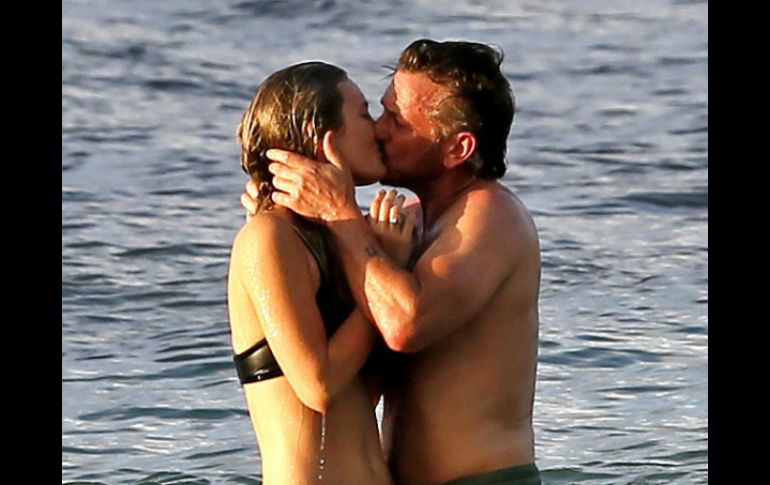 Sean Penn de 56 y Leila George de 24 años fueron fotografiados en una playa de Hawai. ESPECIAL / www.dailymail.co.uk