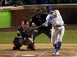 Javier Báez rompió el duelo de pitcheo entre Chicago y San Francisco en la octava entrada, cuando bateó de jonrón. AP / C. Arbogast