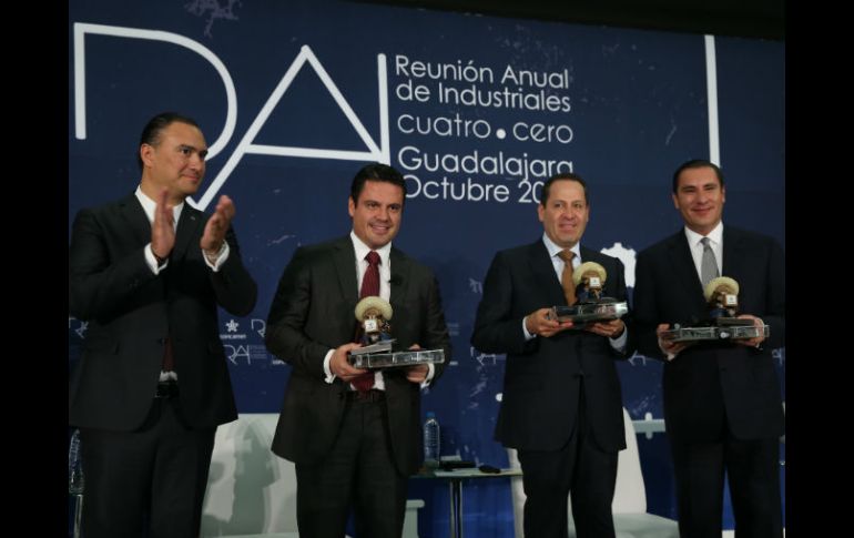 El presidente de Concamin, Manuel Herrera, con los gobernadores Aristóteles Sandoval, Eruviel Ávila y Rafael Moreno Valle. EL INFORMADOR / R. Tamayo