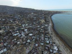 Panorámica de destrucción. Un barrio contiguo al mar en Jeremie, asediado por 'Matthew'. AFP / N. García