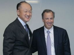 Meade junto a Yong Kim con quien conversó sobre los retos que enfrenta la economía mundial. TWITTER / @JoseAMeadeK