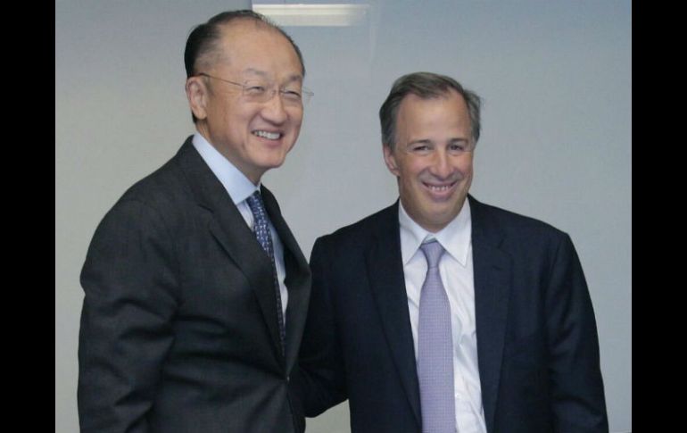 Meade junto a Yong Kim con quien conversó sobre los retos que enfrenta la economía mundial. TWITTER / @JoseAMeadeK