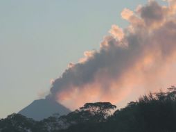 Impresión. Imponente fumarola del volcán, vista desde las cercanías de la Laguna la María. EL INFORMADOR / P. Fernández Somellera