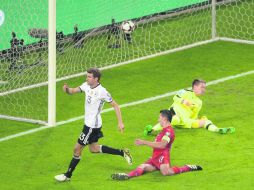 Thomas Müller fue el verdugo de los checos al clavarles dos goles, ayer en Berlín. EFE /