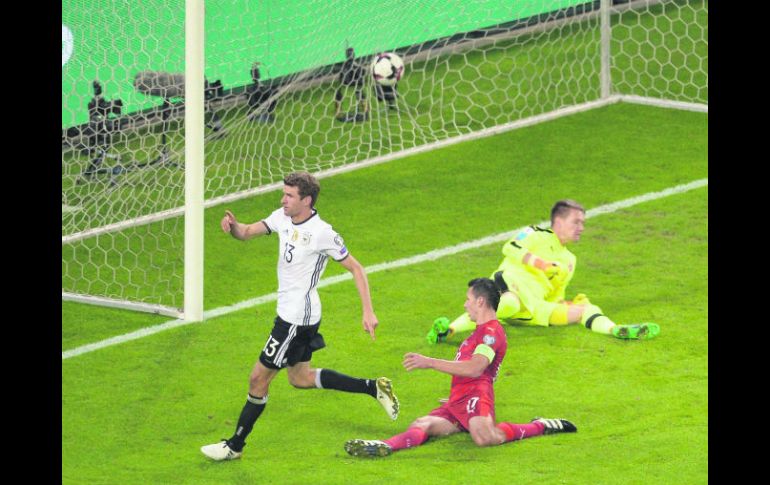 Thomas Müller fue el verdugo de los checos al clavarles dos goles, ayer en Berlín. EFE /