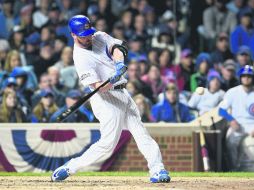 Travis Wood sacó la pelota del campo en la cuarta entrada para darle la quinta carrera a los Cachorros de Chicago. AFP /