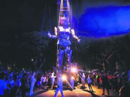 Una marioneta gigante de Afrodita recorrió Plaza de la Liberación frente a cientos de tapatíos. ESPECIAL /