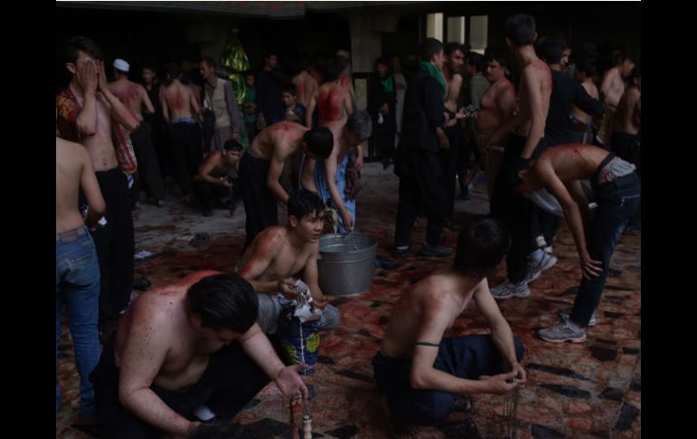 Durante las celebraciones numerosos creyentes se golpean y flagelan para revivir la pasión de Husein. AFP / S. Marai