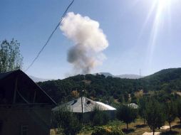 La explosión del coche bomba dejó un cráter de cinco metros de profundidad;  la carretera ha sido cerrada al tráfico. AP /