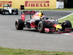 En la vuelta 53 y última vuelta del Gran Premio de Japón, Verstappen cerró a Hamilton y le ganó el segundo lugar. AFP / B. Mehri