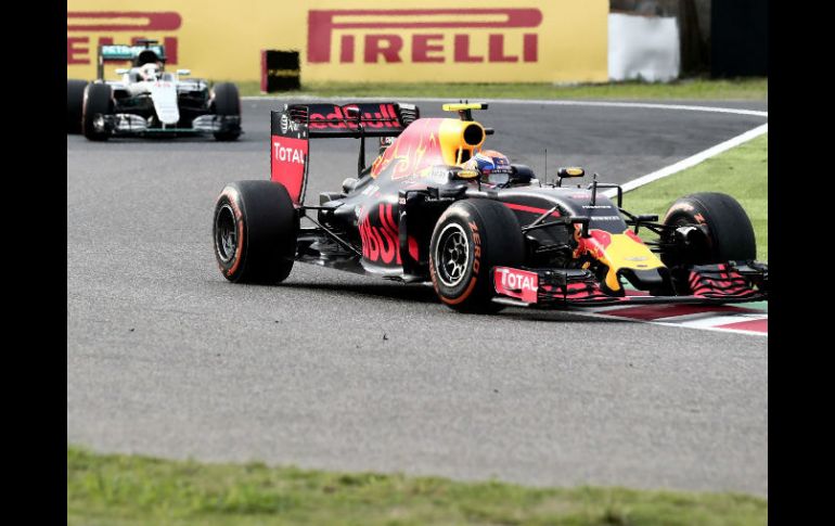 En la vuelta 53 y última vuelta del Gran Premio de Japón, Verstappen cerró a Hamilton y le ganó el segundo lugar. AFP / B. Mehri