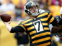 Ben Roethlisberger lanzó para 380 yardas y cuatro anotaciones por los Acereros. AFP / G. Shamus