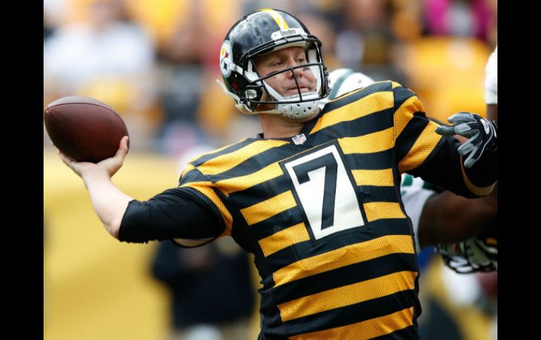 Ben Roethlisberger lanzó para 380 yardas y cuatro anotaciones por los Acereros. AFP / G. Shamus