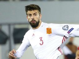 Piqué hizo el anuncio tras verse implicado en una nueva polémica por recortar la camiseta. EFE / A. Babani