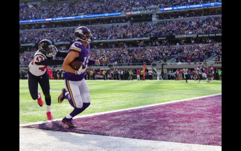 Adam Thielen atrapó un pase de touchdown que coronó la primera ofensiva de Minnesota y acabó con un récord personal de 127 yardas. AFP / A. Bettcher