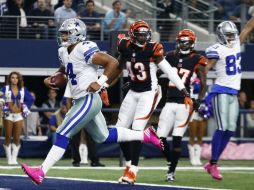 Prescott, quien entró como titular por el lesionado Tony Romo, consolidó su récord para un novato con 155 pases sin intercepciones. EFE / L. Smith