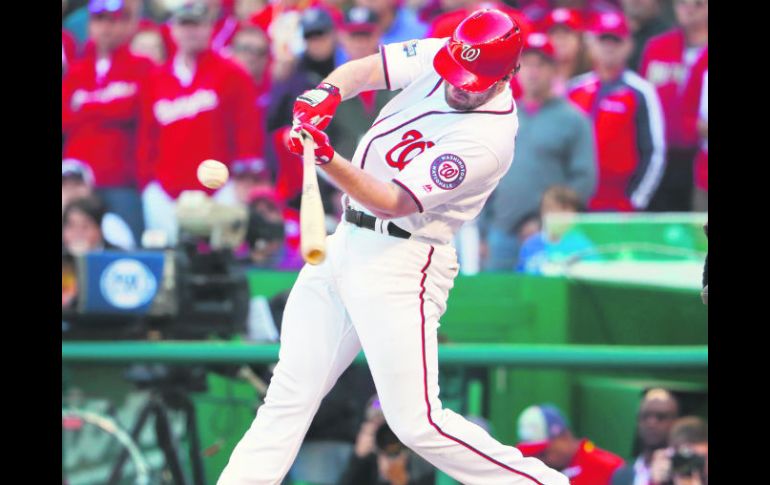 Nationals Park. Daniel Murphy, de Washington, conecta la bola durante el juego de ayer. AP / P. Martínez