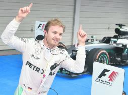 Nico Rosberg aprovechó un lento arranque de su compañero, Lewis Hamilton, para ganar el Gran Premio de Japón. EFE /