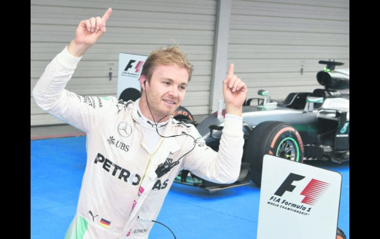 Nico Rosberg aprovechó un lento arranque de su compañero, Lewis Hamilton, para ganar el Gran Premio de Japón. EFE /