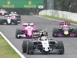 Por delante. Sergio Pérez, pelea por su posición durante las primeras vueltas del Gran Premio de Japón, en el circuito de Suzuka. AFP /