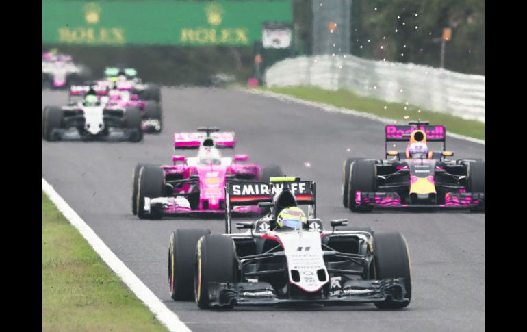 Por delante. Sergio Pérez, pelea por su posición durante las primeras vueltas del Gran Premio de Japón, en el circuito de Suzuka. AFP /