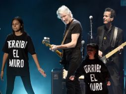 Un coro de adolescentes, vestidos con camisetas en las que se podía leer 'Derriba El Muro', acompaña al músico en el escenario. AP / C. Pizzello