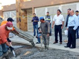 Alfaro supervisa los trabajos en la calle Apaches, donde se invertirán tres MDP para repavimentación con concreto hidráulico. EL INFORMADOR / @GuadalajaraGob