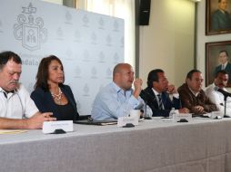 Alcaldes de Zapotlanejo, Tlaquepaque, Guadalajara, Zapopan, Tlajomulco y Juanacatlán ofrecieron una rueda de prensa este lunes. EL INFORMADOR / R. Tamayo