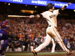 Joe Panik conecta la pelota para impulsar la carrera que le dio la victoria a San Francisco. AFP / E. Sham