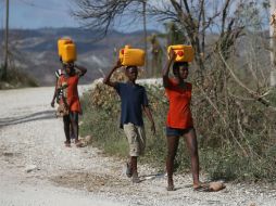 Haitianos recolectan agua tras el paso de 'Matthew' en Jeremie. EFE / O. Barría