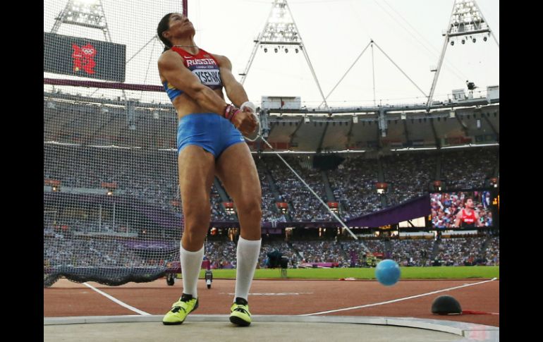 La atleta tendrá que despedirse de la presea de oro que consiguió hace cuatro años. AP / ARCHIVO